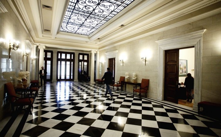 Government & Political Affairs: Η επίμονη δυσαρέσκεια στο μικροσκόπιο του Μαξίμου