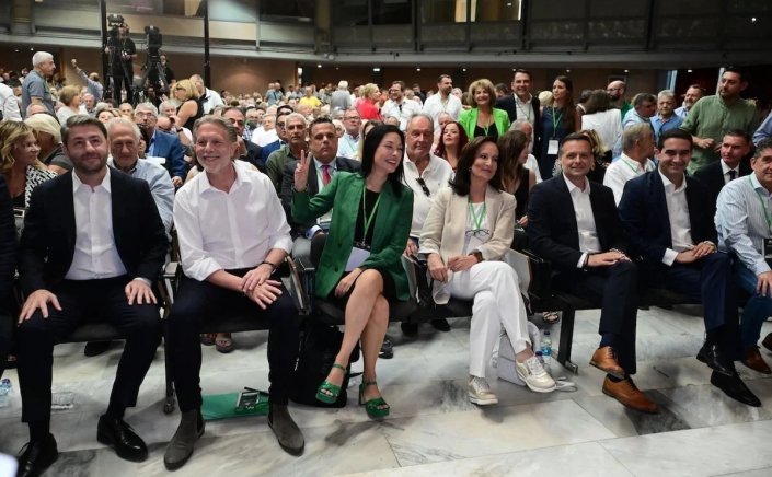 PASOK Leadership Candidates: Ανοιχτό ντέρμπι για 4 υποψηφίους στο ΠΑΣΟΚ - Όλα πιθανά λένε οι δημοσκόποι