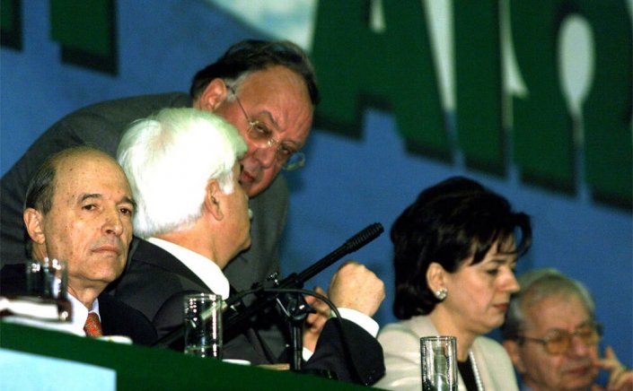 Socialist Movement (PASOK): Το «δείπνο των 4» στο σπίτι της Βάσως, η πτώση του Ανδρέα και η άνοδος του Σημίτη στην ηγεσία του ΠΑΣΟΚ