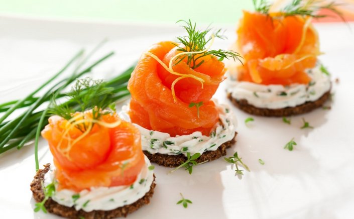 EFET: Ο ΕΦΕΤ ανακαλεί παρτίδα καπνιστού σολομού λόγω παρουσίας του μικροβίου Listeria Monocytogenes