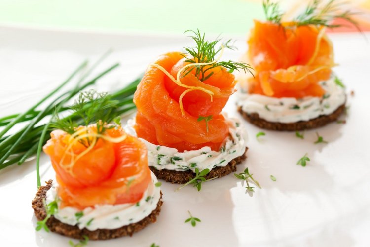 EFET: Ο ΕΦΕΤ ανακαλεί παρτίδα καπνιστού σολομού λόγω παρουσίας του μικροβίου Listeria Monocytogenes