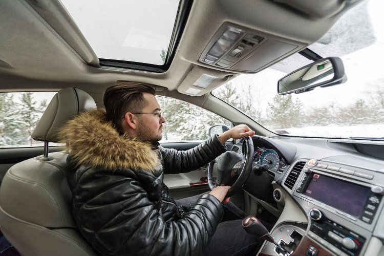 New Road Traffic Code: Φοράς μπουφάν στο αυτοκίνητο; Η Τροχαία αποκαλύπτει όλη την αλήθεια για το πρόστιμο που σε περιμένει!!