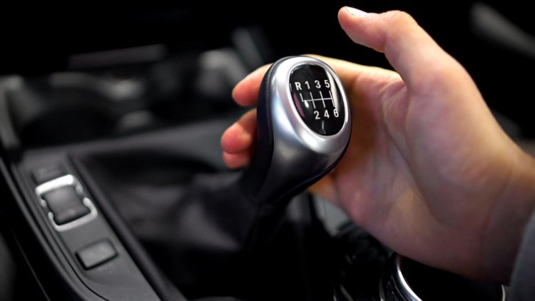 Manual Transmission: Τέλος για το χειροκίνητο κιβώτιο ταχυτήτων - Γιατί θα οδηγούμε αυτοκίνητα με μόνο δύο πεντάλ