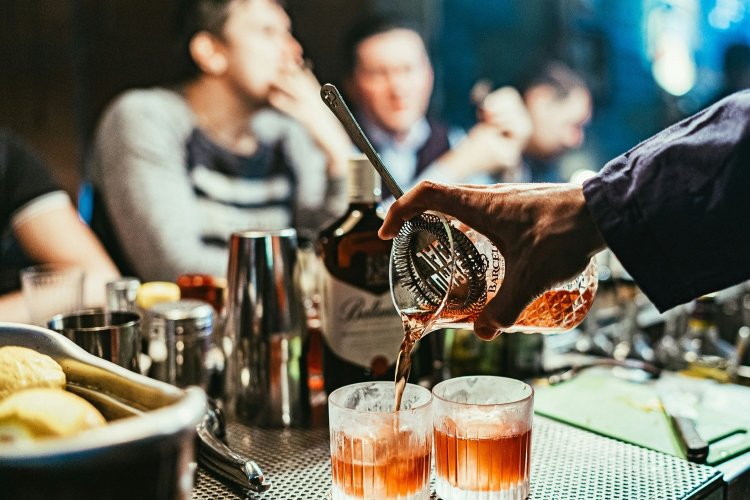 Stop Teenage Drinking outdoors: «Κόβεται» το αλκοόλ στους ανηλίκους και το τσιγάρο στους εξωτερικούς χώρους!! Ποινικό αδίκημα η πώληση αλκοόλ σε άτομα κάτω των 18 ετών & άλλα μέτρα που αναμένονται!!