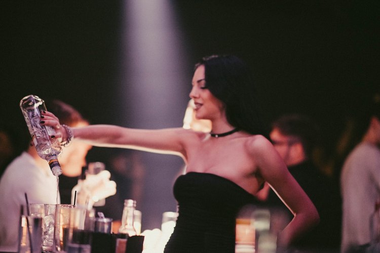 Staff work permits: Ηλεκτρονικά η αίτηση χορήγησης Άδειας Εργασίας στα καταστήματα πώλησης Οινοπνευματωδών Ποτών & Κέντρα Διασκέδασης [Έγγραφο]