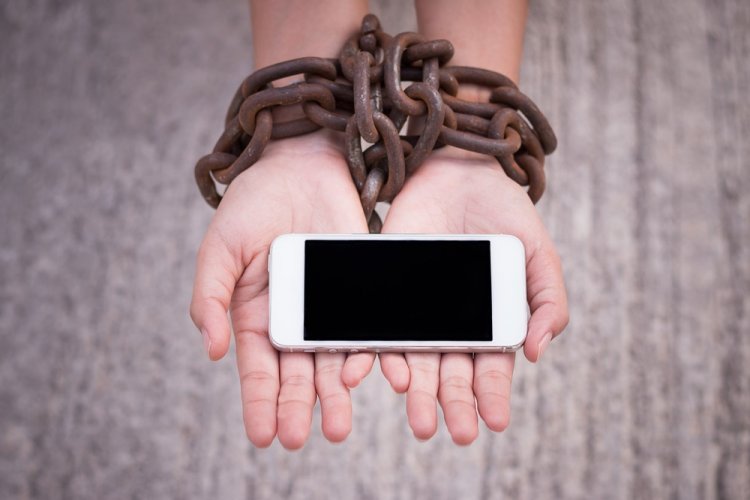 Phone Free February: Σπάστε τα δεσμά!! Γιατί η πρωτοβουλία «Φεβρουάριος χωρίς τηλέφωνο» θα βελτιώσει την υγεία σας, και πώς θα «απεξαρτηθείτε»!!