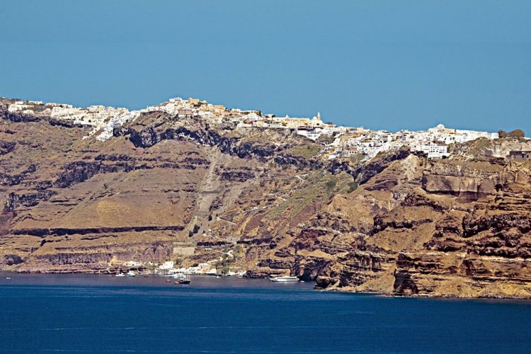 Earthquake in Santorini: Μήνυμα του 112 στη Σαντορίνη για τους σεισμούς – «Κίνδυνος κατολισθητικών φαινομένων - Απαγορεύεται η πρόσβαση σε 3 περιοχές στο νησί»