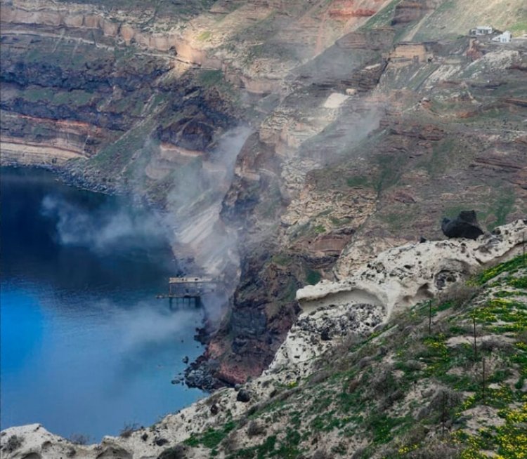 Earthquake in Santorini: Κατολισθήσεις στη Σαντορίνη λόγω των συνεχών σεισμών - Videos από τον όρμο του Αθηνιού