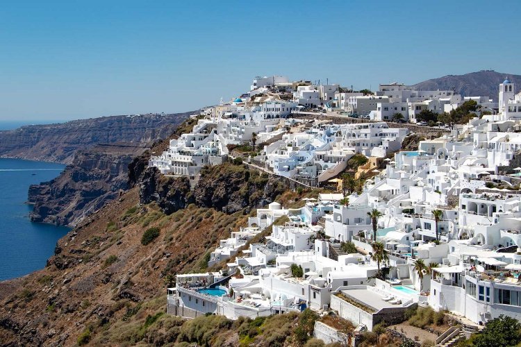 Santorini investments: Πώς ξεφύτρωσαν 5αστερα ξενοδοχεία εν μέσω αναστολής οικοδομικών αδειών