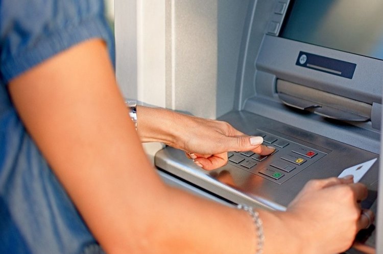 ATM Withdrawal: Το κουμπί που πρέπει να πατάμε μετά την ανάληψη από ATM, για την προστασία μας!!