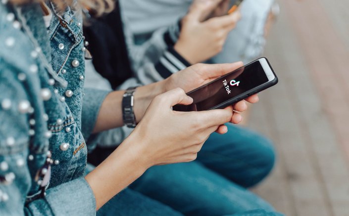 TikTok Addiction in Teens: Εθισμένοι οι νέοι στο TikTok!! «Σκρολάρουν» πάνω από 4 ώρες την ημέρα!!