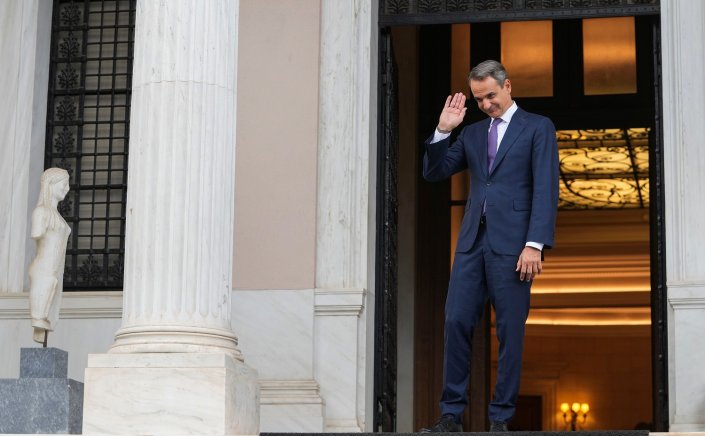 Behind the Politics: Το “διαίρει και βασίλευε” του Μητσοτάκη με τους δελφίνους!!