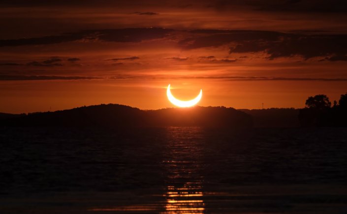 Partial solar eclipse tomorrow: Μην χάσετε τη μερική έκλειψη ηλίου αύριο - Πού, πότε και πώς θα τη δείτε