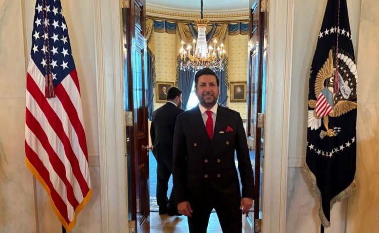 Στον Λευκό Οίκο ο Χάρης Μαριόλης: Το δώρο του προέδρου της Ε.Ο.Π. στον Ν.Τραμπ [Εικόνες]