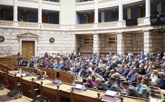 Constitutional Review: Αναθεώρηση Συντάγματος -  Άρση μονιμότητας και πέντε ακόμα αλλαγές - Το «φάντασμα» του 2019