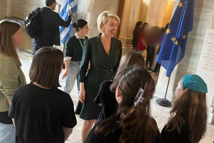 MP Katerina Monogiou: Η Κατερίνα Μονογυιού υποδέχτηκε και ξενάγησε στη Βουλή το Δημοτικό Σχολείο Σίφνου