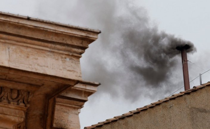 Black smoke from the Sistine Chapel: Μαύρος καπνός από την Καπέλα Σιξτίνα - Άκαρπη η πρώτη ψηφοφορία για την εκλογή Πάπα