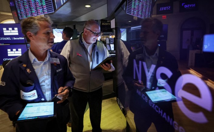 Stock futures sank following Trump’s posts: Ο Τραμπ γκρέμισε τη Wall Street - Πτώση παντού μετά την ανακοίνωση για δασμούς στην ΕΕ και την Apple