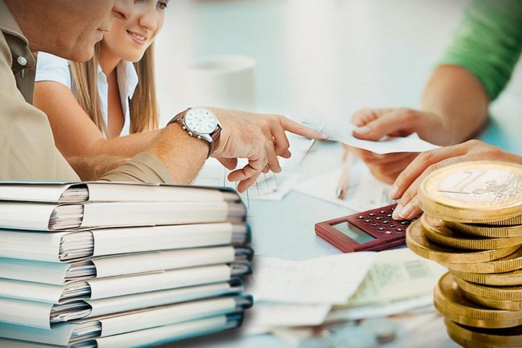 Prohibition on political persons: Απαγόρευση συμμετοχής πολιτικών προσώπων σε εταιρείες με έδρα στο εξωτερικό