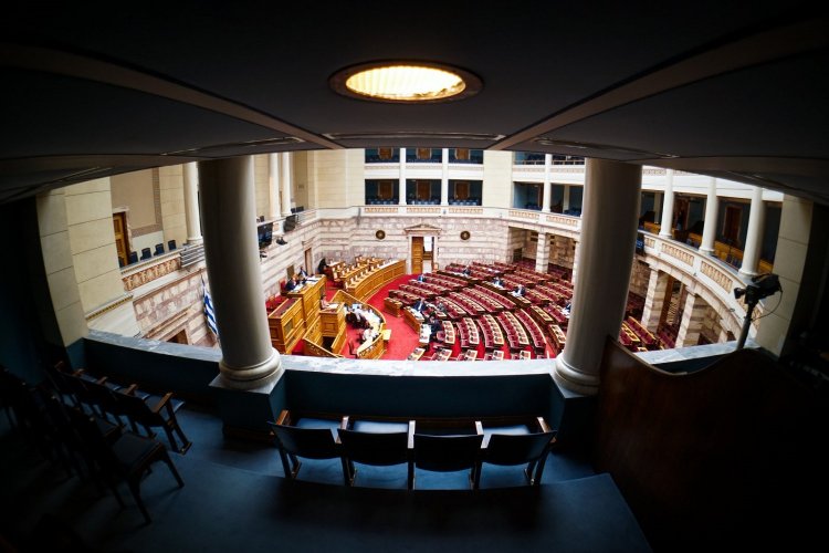 Ερώτηση στη Βουλή: Τα ΕΣΧΑΣΕ νομιμοποιούν τις αυθαιρεσίες σε βάρος του νησιωτικού περιβάλλοντος