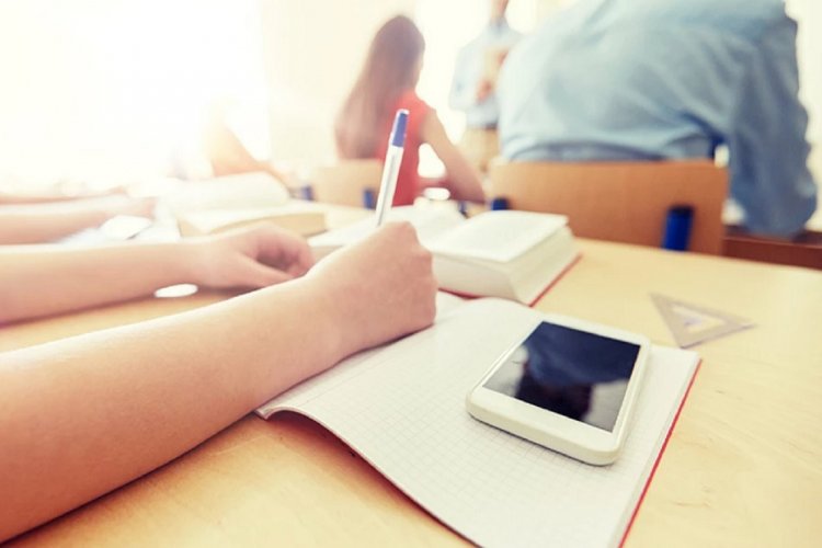 Panhellenic exams 2025: Tι ισχύει για τα κινητά και τις Πανελλήνιες 2025 - Πότε μηδενίζεται το γραπτό