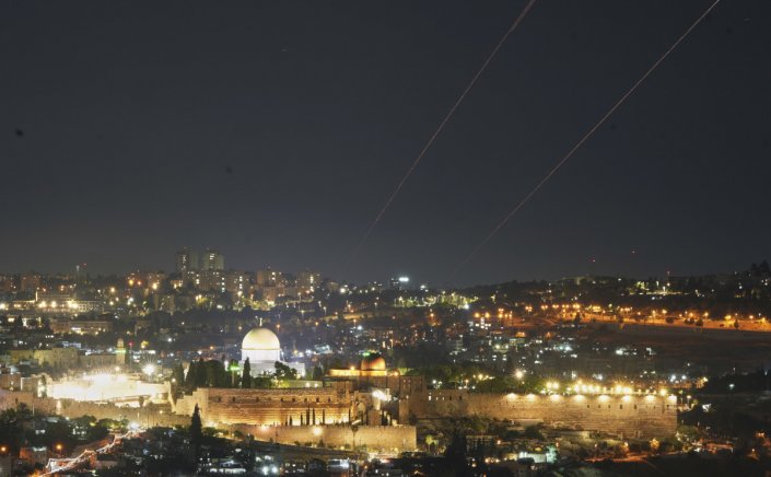 Iranian Ballistic Missiles Hit Tel Aviv: Μαζική πυραυλική επίθεση του Ιράν στο Ισραήλ, εκρήξεις σε Ιερουσαλήμ και Τελ Αβίβ [LIVE όλες οι εξελίξεις]