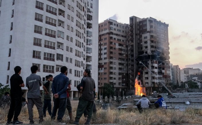 Israel's Netanyahu in Striking Iran: Πού στοχεύει ο Νετανιάχου χτυπώντας το Ιράν [New York Times]