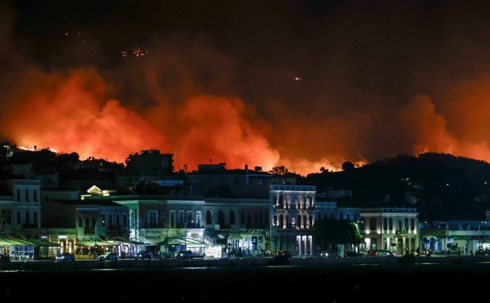 Chios wildfire: Πύρινη «κόλαση» το νησί!! Δοκιμάζεται για 3η μέρα η Χίος - Συνεχίζεται η μάχη με τις φλόγες, έχουν καεί 62.000 στρέμματα - Δύο τα μέτωπα της φωτιάς [Live εικόνα]