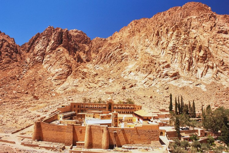 Sinai Monastery: Γιατί η κυβέρνηση δεν διεθνοποιεί το πρόβλημα με τη Μονή Σινά;