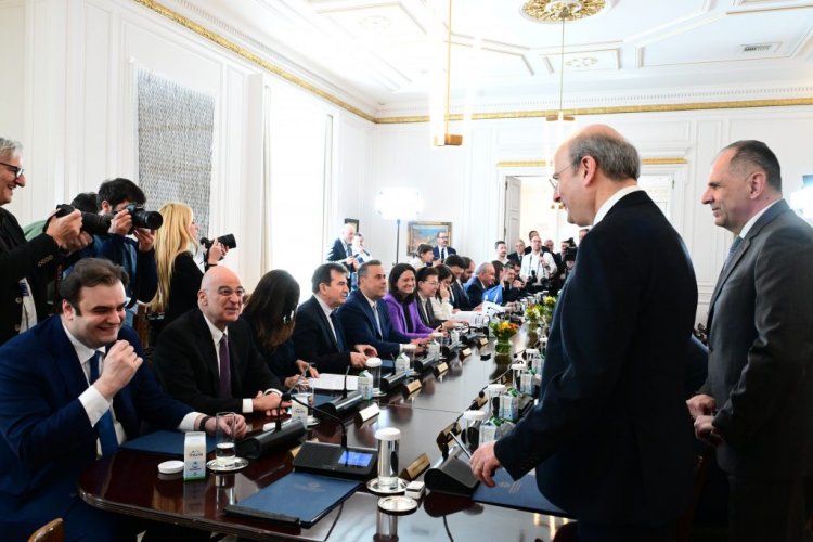 Gov & Political Affairs: Το «γαλάζιο» app για αξιολόγηση Υπουργών