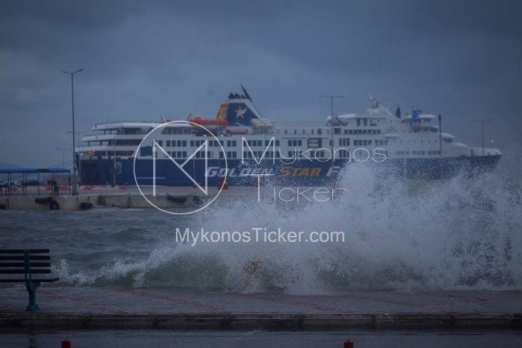 Ferry Services - Sailing ban: Παρατάθηκε το απαγορευτικό απόπλου από Πειραιά και Ραφήνα, μέχρι απόψε τις 10μμ