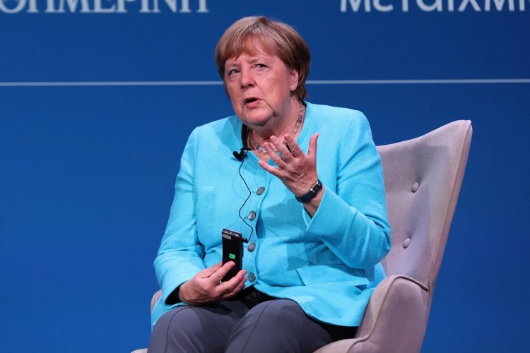 Politics & Current Affairs: Χατζηδάκης, Τσίπρας και Βενιζέλος στο «κλειστό» δείπνο της Μέρκελ