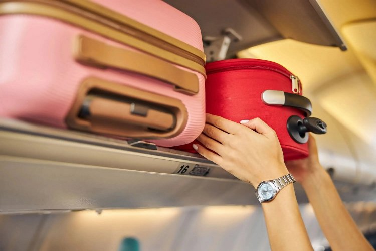 Hand-luggage rules on flights: Αλλάζει ο ευρωπαϊκός κανονισμός για τις χειραποσκευές στις πτήσεις!! Πώς θα επηρεαστούν οι ταξιδιώτες; Απαντήσεις στα ερωτήματα για τις αλλαγές στις χρεώσεις