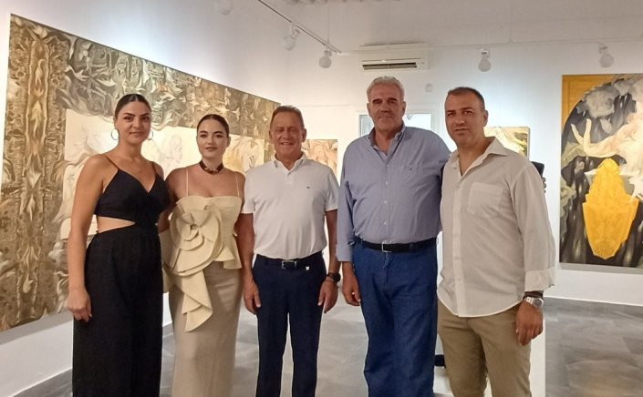 Επίσκεψη και ξενάγηση του Δημάρχου Xpήστoυ Bεpώvη στην έκθεση ζωγραφικής «Mirage: Within the Veil» στην Δημοτική Πινακοθήκη Μυκόνου