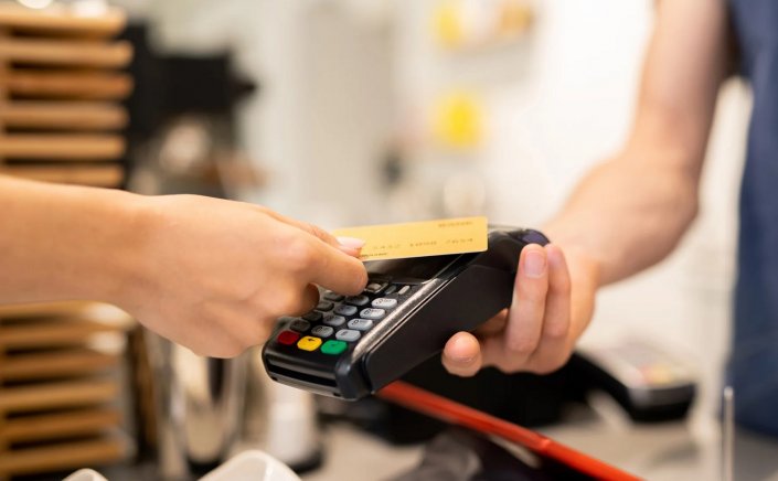 Tax Fraud: Πρόστιμα έως 20.000 ευρώ και ανάκληση αδειών για POS και IRIS