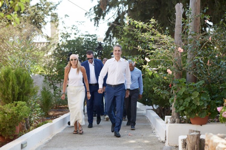 PM Mitsotakis: Στη Μύκονο Κυριάκος Μητσοτάκης και Μαρέβα προσκεκλημένοι του ζεύγους Θεοχαράκη