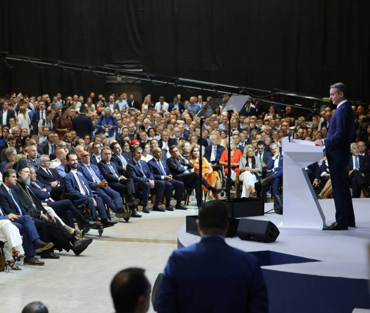 Εγκάρδια χειραψία Μητσοτάκη-Βερώνη στην 89η ΔΕΘ - Πρόσκληση του πρωθυπουργού για επίσκεψη στο Μαξίμου