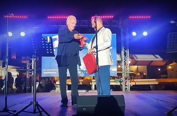 Xpήστos Bεpώvηs: Ο Δήμος Μυκόνου τίμησε τον κορυφαίο συνθέτη Γιώργο Χατζηνάσιο, αναγνωρίζοντας τη συμβολή του στην μουσική και στον πολιτισμό [Video]