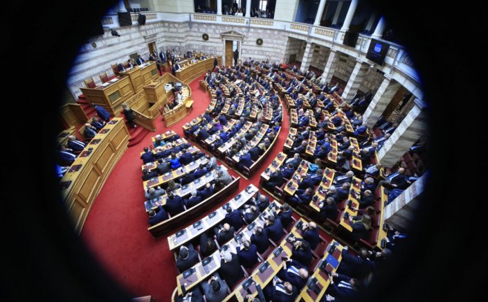 Gov & Political Affairs: Άγρια κόντρα για το αγροτικό στη Βουλή!! «Ξεφτιλίζετε τους αγρότες με τους “Φραπέδες”» - «Οι αγρότες δεν κατέβηκαν στους δρόμους για να κάνουν ρεβεγιόν»