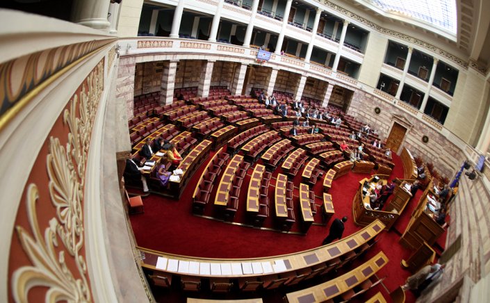 Parliament Tension: «Πεδίο μάχης» η Βουλή για το αγροτικό - Χάος, φωνές και διακοπή της συνεδρίασης
