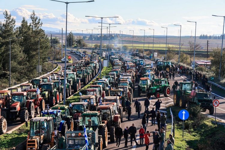 Protesting Greek farmers: Νίκαια ώρα μηδέν για τους αγρότες!! Συνεδριάζει η πανελλαδική επιτροπή για να αποφασίζουν την τακτική τους για το ραντεβού με τον Μητσοτάκη!!