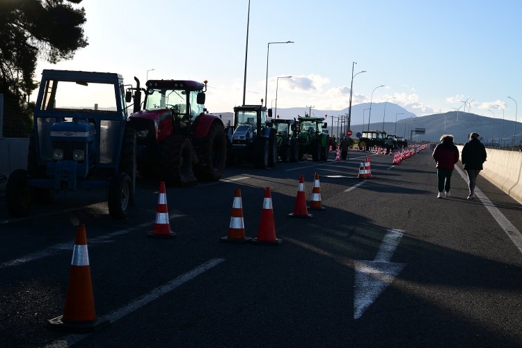 Protesting Greek farmers: Οι Αγρότες δεν πάνε στη συνάντηση με Μητσοτάκη!! Σε τροχιά κλιμάκωσης οι κινητοποιήσεις!!