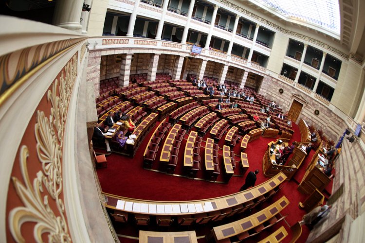 Parliament Tension: «Πεδίο μάχης» η Βουλή για το αγροτικό - Χάος, φωνές και διακοπή της συνεδρίασης