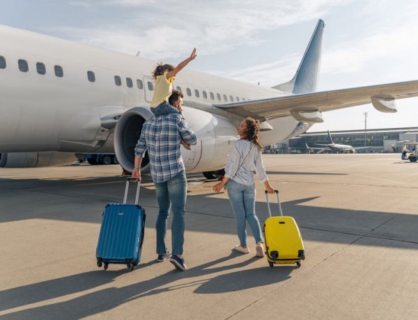 Tourism Report 2025: Ανατροπή στον χάρτη – Η “Έκρηξη” της Αθήνας, η πτώση της Σαντορίνης και το στοίχημα της λειψυδρίας