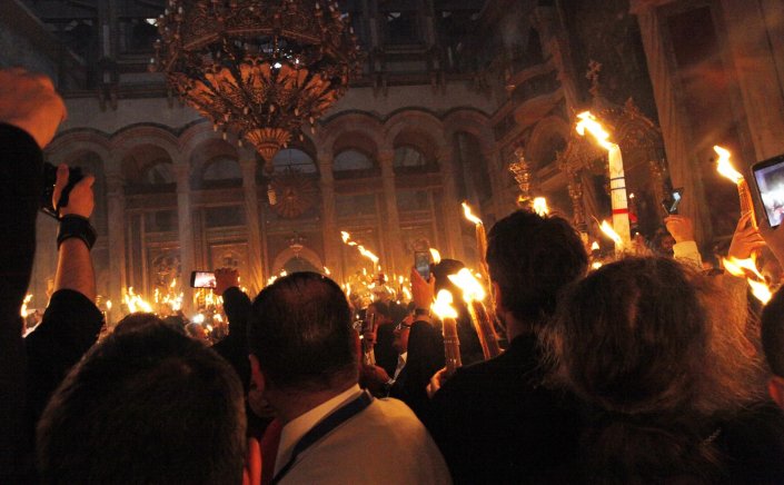 Holy Fire Ceremony: Αναχωρεί το Μεγάλο Σάββατο η ελληνική αποστολή για τα Ιεροσόλυμα για το Άγιο Φως - Κεκλεισμένων των θυρών ο Πανάγιος Τάφος