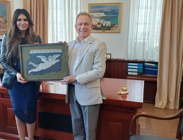 US Ambassador to Greece: “Θα κάνω ό,τι περνάει από το χέρι μου για τη Μύκονο”- Η Κίμπερλι Γκίλφοϊλ αναδεικνύει το Νησί σε Global High-End Tourism Hub