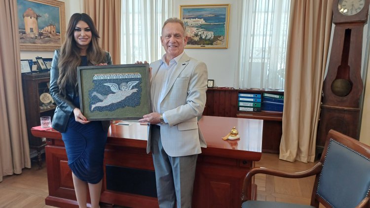 US Ambassador to Greece: “Θα κάνω ό,τι περνάει από το χέρι μου για τη Μύκονο”- Η Κίμπερλι Γκίλφοϊλ αναδεικνύει το Νησί σε Global High-End Tourism Hub