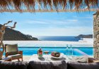 Mykonos UHNWIs Luxury Lifestyle: Στον «κλειστό» κόσμο των Ultra High Net Worth Individuals στη Μύκονο, ιδιωτικότητα και wellness lifestyle! Η «κλειστή» ελίτ που επαναπροσδιορίζει την πολυτέλεια στο Νησί των Ανέμων!