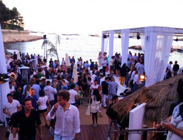 Crime tourism: Μεγάλη απόβαση της ΕΛ.ΑΣ. στα νησιά! Στο στόχαστρο clubs, βίλες, όπλα, ναρκωτικά & πολυτελές escorting!