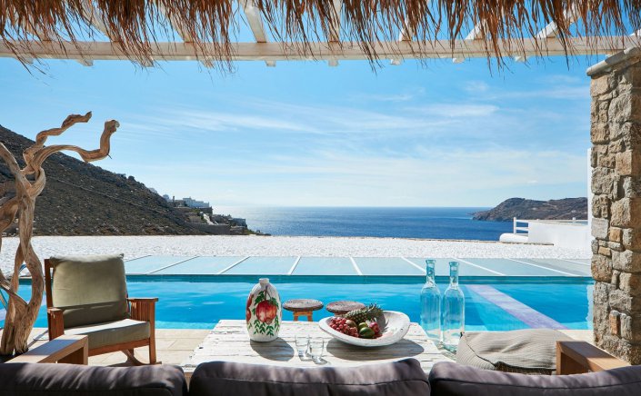 Mykonos UHNWIs Luxury Lifestyle: Στον «κλειστό» κόσμο των Ultra High Net Worth Individuals στη Μύκονο, ιδιωτικότητα και wellness lifestyle! Η «κλειστή» ελίτ που επαναπροσδιορίζει την πολυτέλεια στο Νησί των Ανέμων!